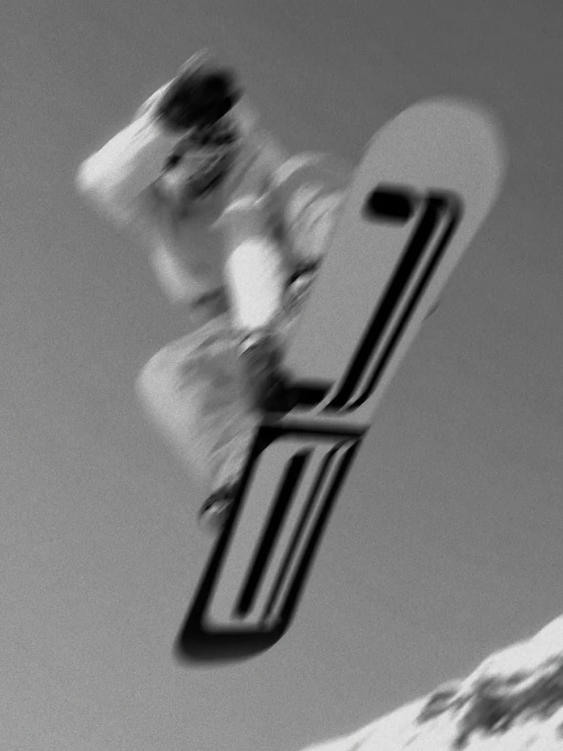 Snowboardsprung gegen den Himmel, in Schwarzweiß