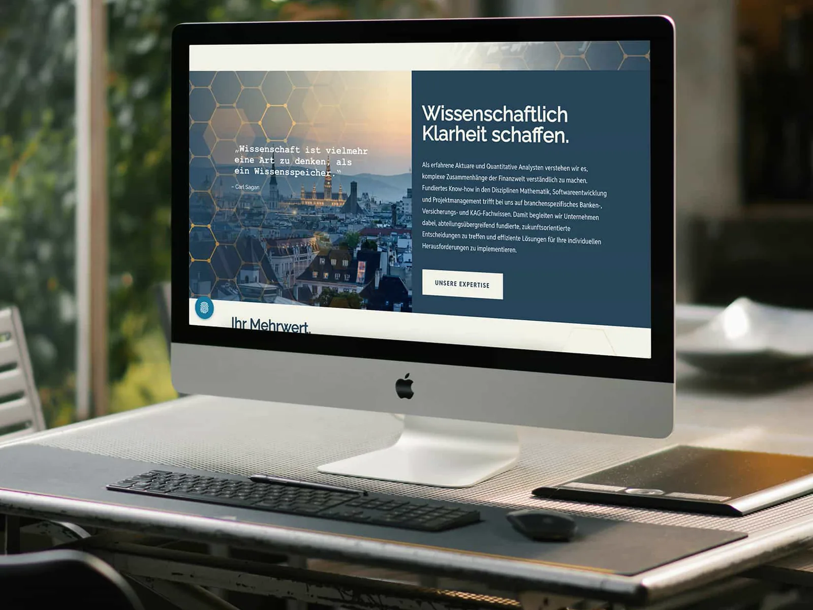 Die ActuQuant-Website auf einem iMac am Arbeitsplatz.