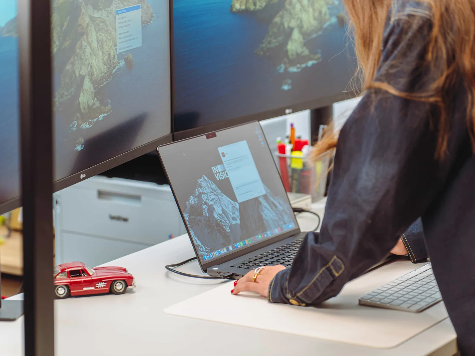 Zwei Mitarbeiterinnen von invisions bei der Arbeit im Studio, Licht und Kamera im Bild.