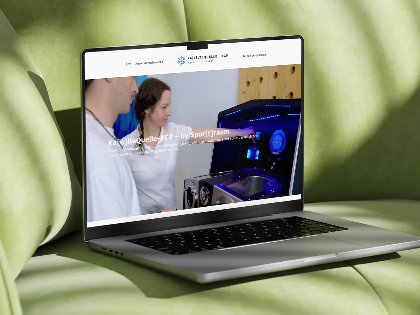 Eine Website auf einem Laptop, aufgeschlagen auf einem Sofa.